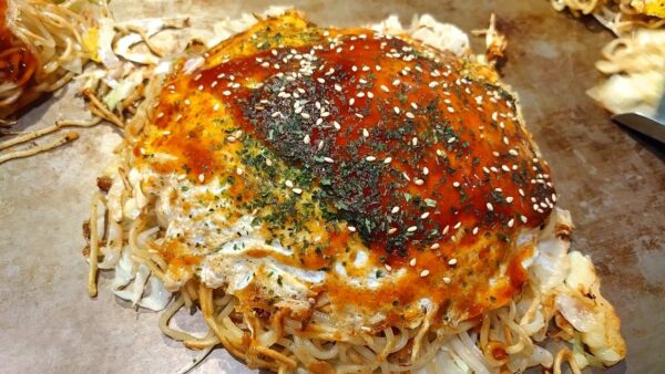 【生活・食・粉もの】『大阪焼き』vs『広島焼き』：日本の伝統的なお好み焼きの究極の対決！粉ものの日本の心を味わう！