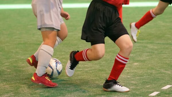 【スポーツ・球技・雑学】『サッカー』vs『フットサル』：違いを徹底比較！どちらがあなたに適しているか？プレースタイルから設備まで！