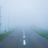 【車・運転・学び】『濃霧時の安全運転』ガイド：初心者必見！ 安心して運転するためのステップバイステップ解説！