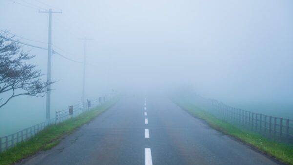 【車・運転・学び】『濃霧時の安全運転』ガイド：初心者必見！ 安心して運転するためのステップバイステップ解説！